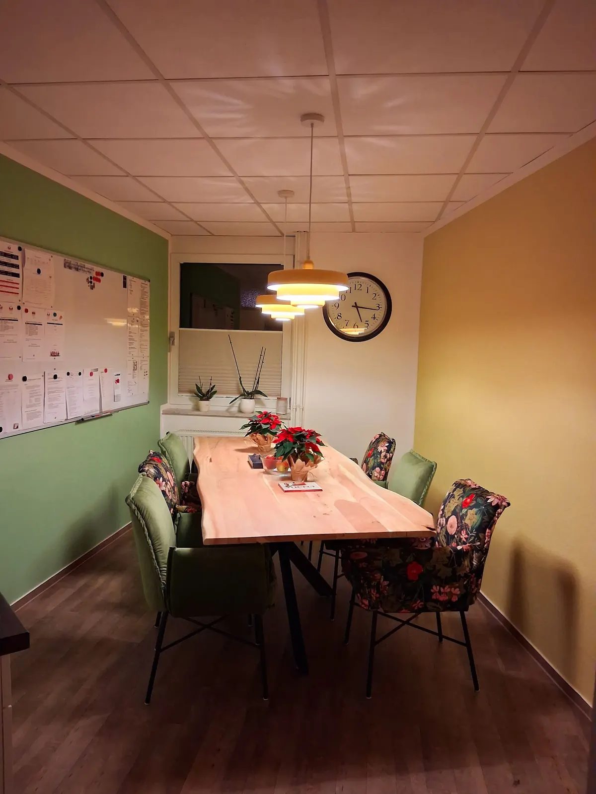 Besprechungsraum mit grünem Farbkonzept und neuer Decke