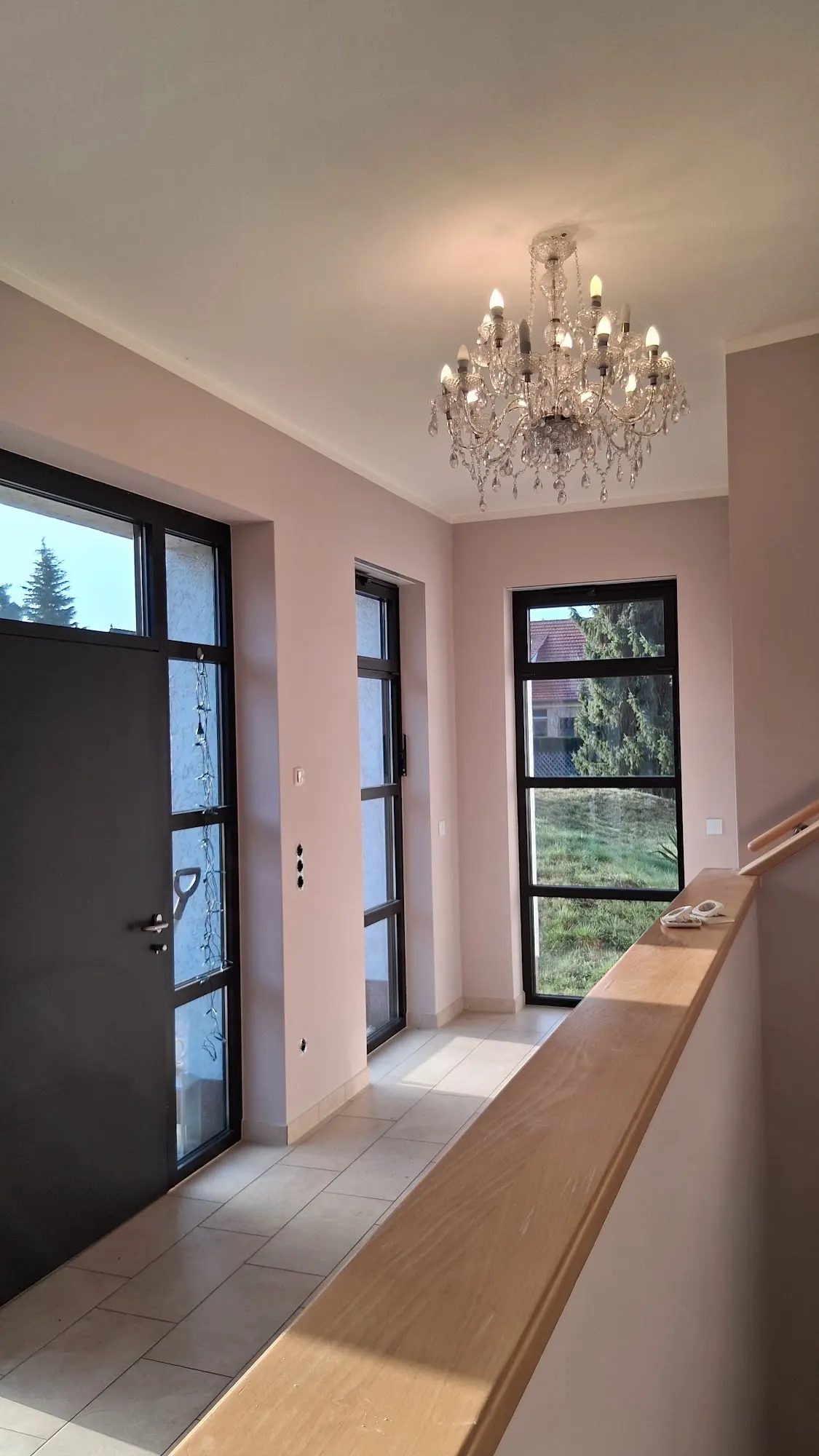 Renoviertes Treppenhaus mit Kronleuchter