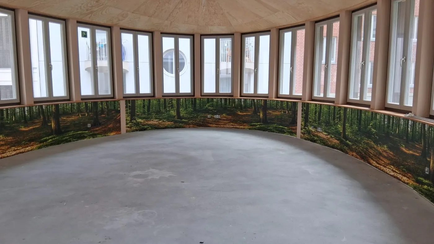 Runder Raum mit umlaufendem Waldpanorama als Fototapete