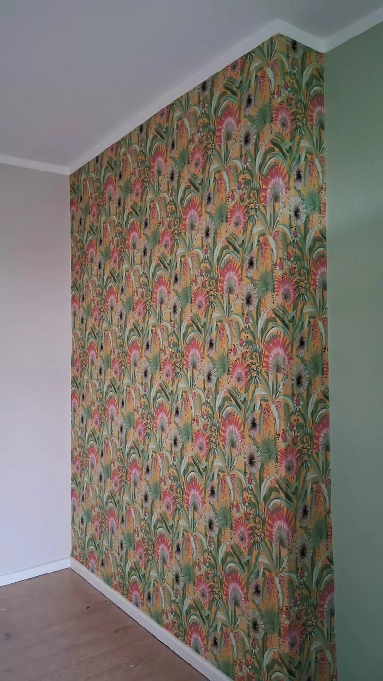 Akzentwand mit floraler Mustertapete in Gelb und Rosa