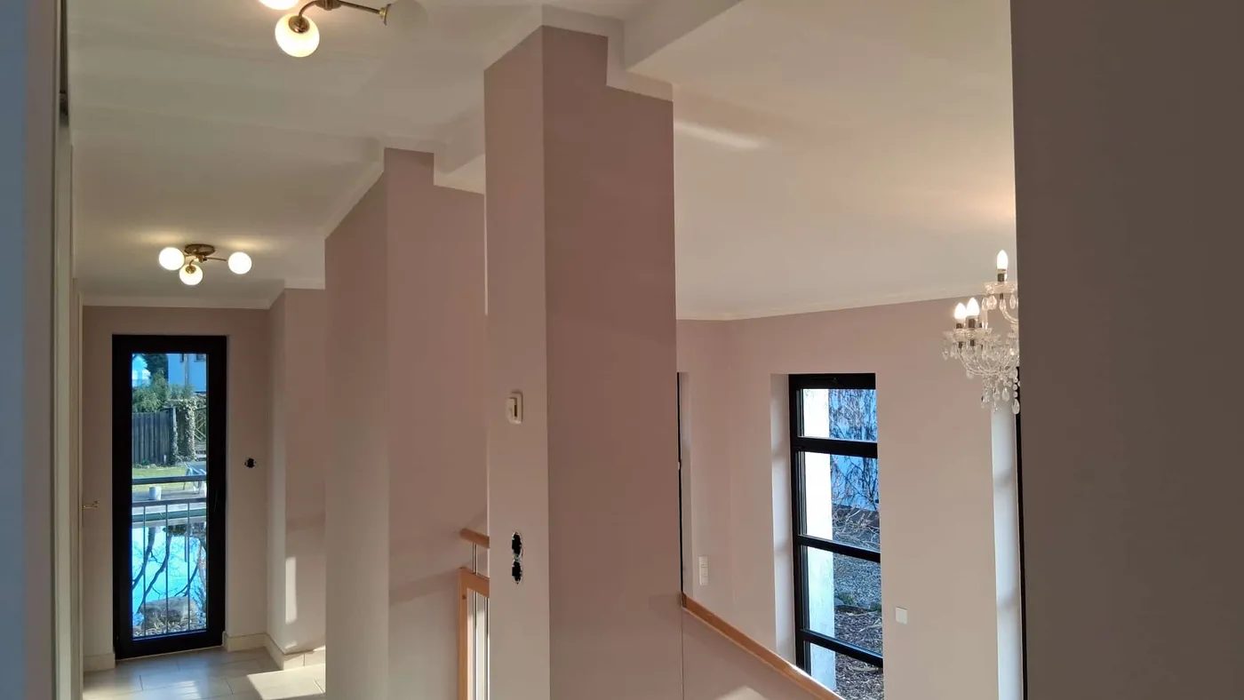 Galerie und Flur eines Wohnhauses in warmem Puderrosé