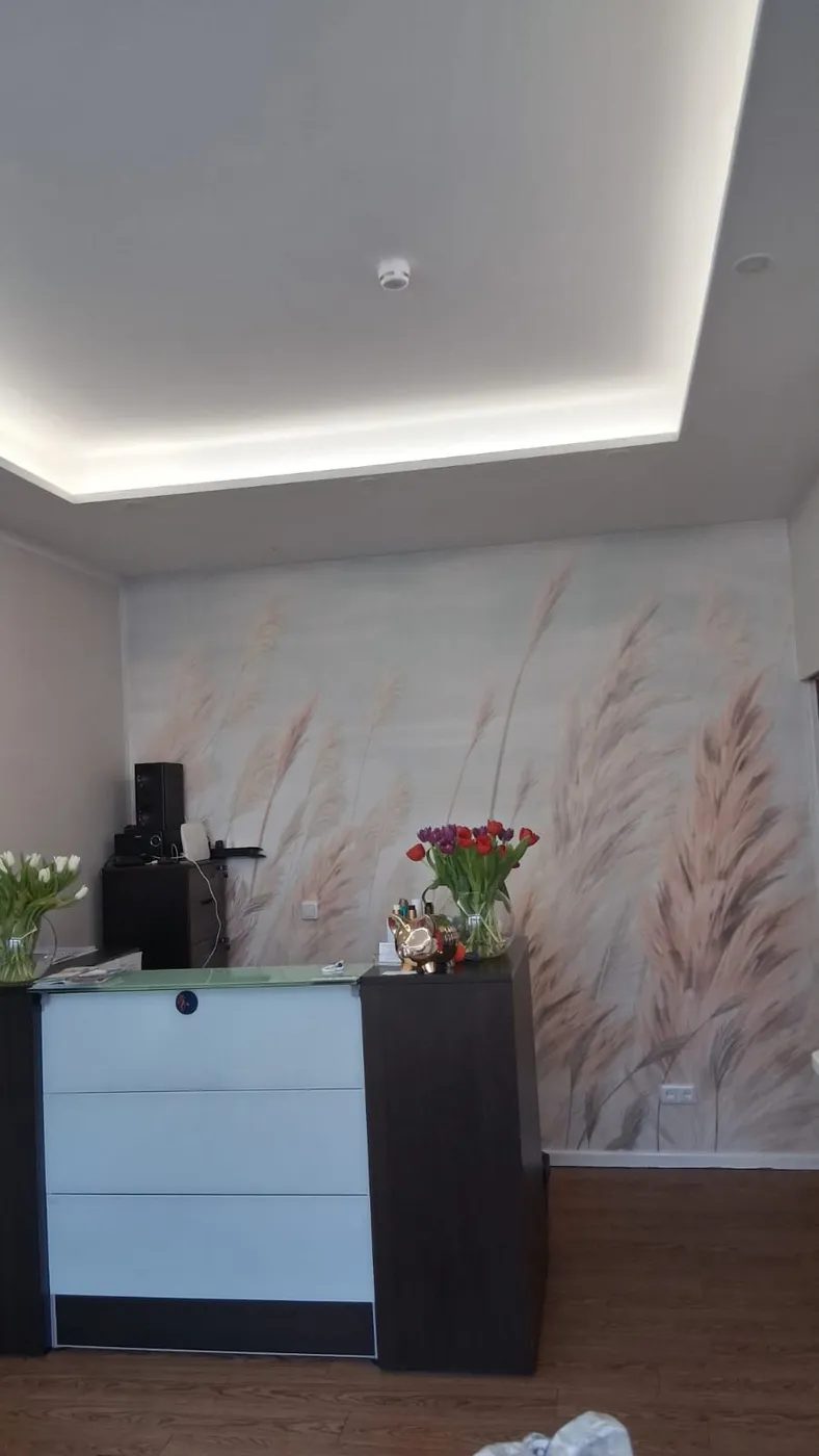 Empfangsbereich mit indirekter Beleuchtung und Pampasgras Wandmotiv