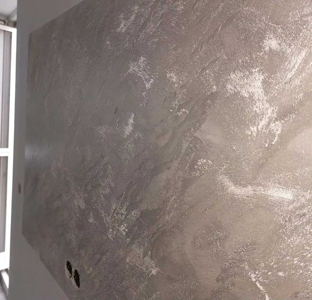 Wand mit silbern schimmernder Effektspachtel Technik