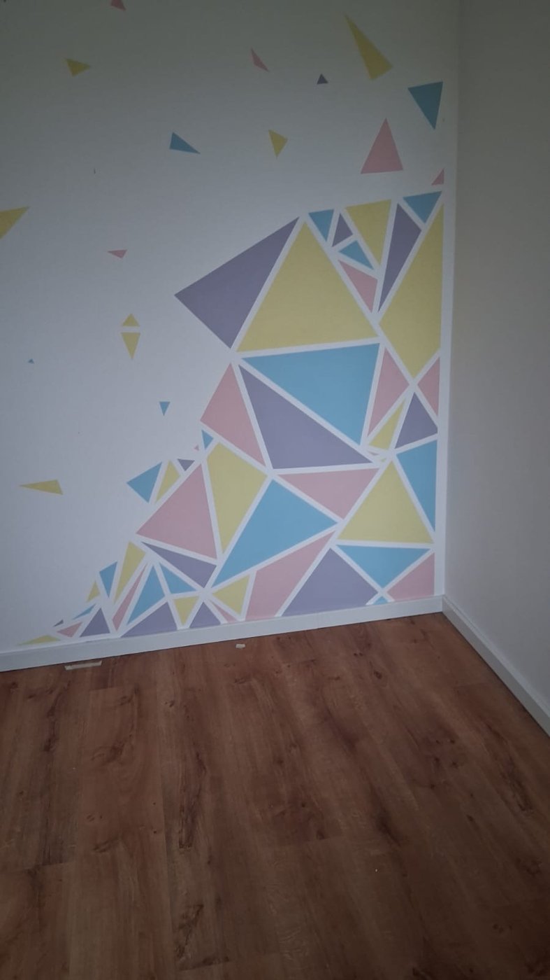 Detailansicht geometrische Dreiecks Wandgestaltung in Pastelltönen mit weißen Fugen