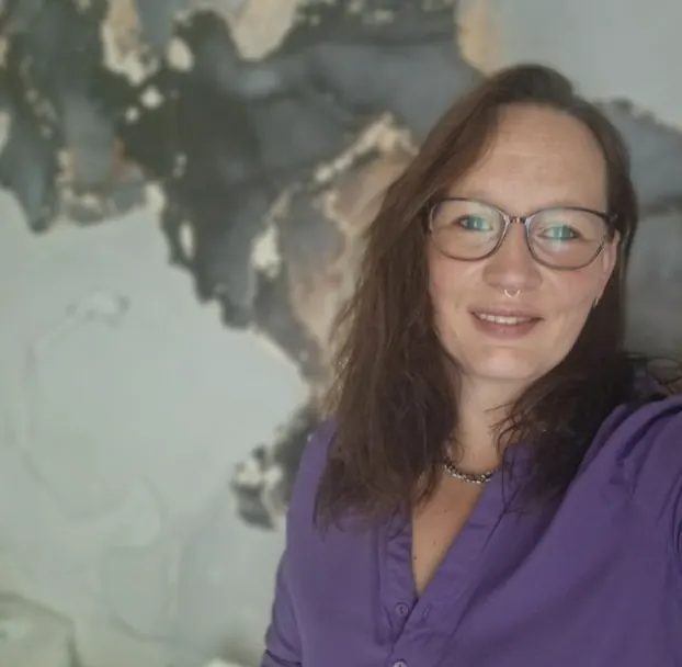 Christine Weber vor einer kunstvoll gespachtelten Wand